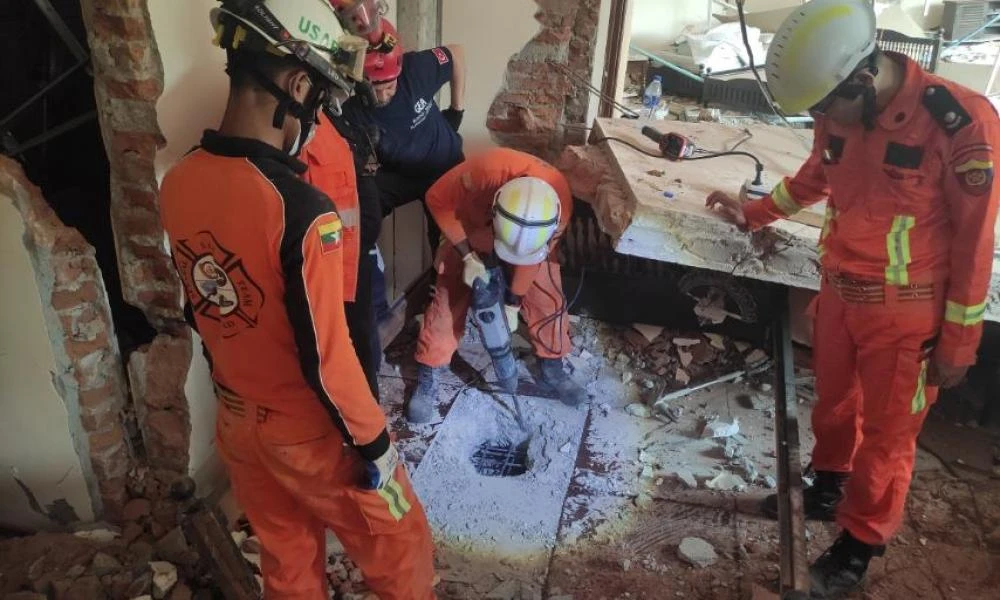 Νεαρός ανασύρθηκε ζωντανός 5 μέρες μετά τον φονικό σεισμό των 7,7 Ρίχτερ στη Μιανμάρ